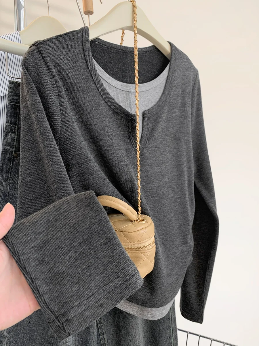 Серая футболка с V-образным вырезом и имитацией двух предметов женская короткая