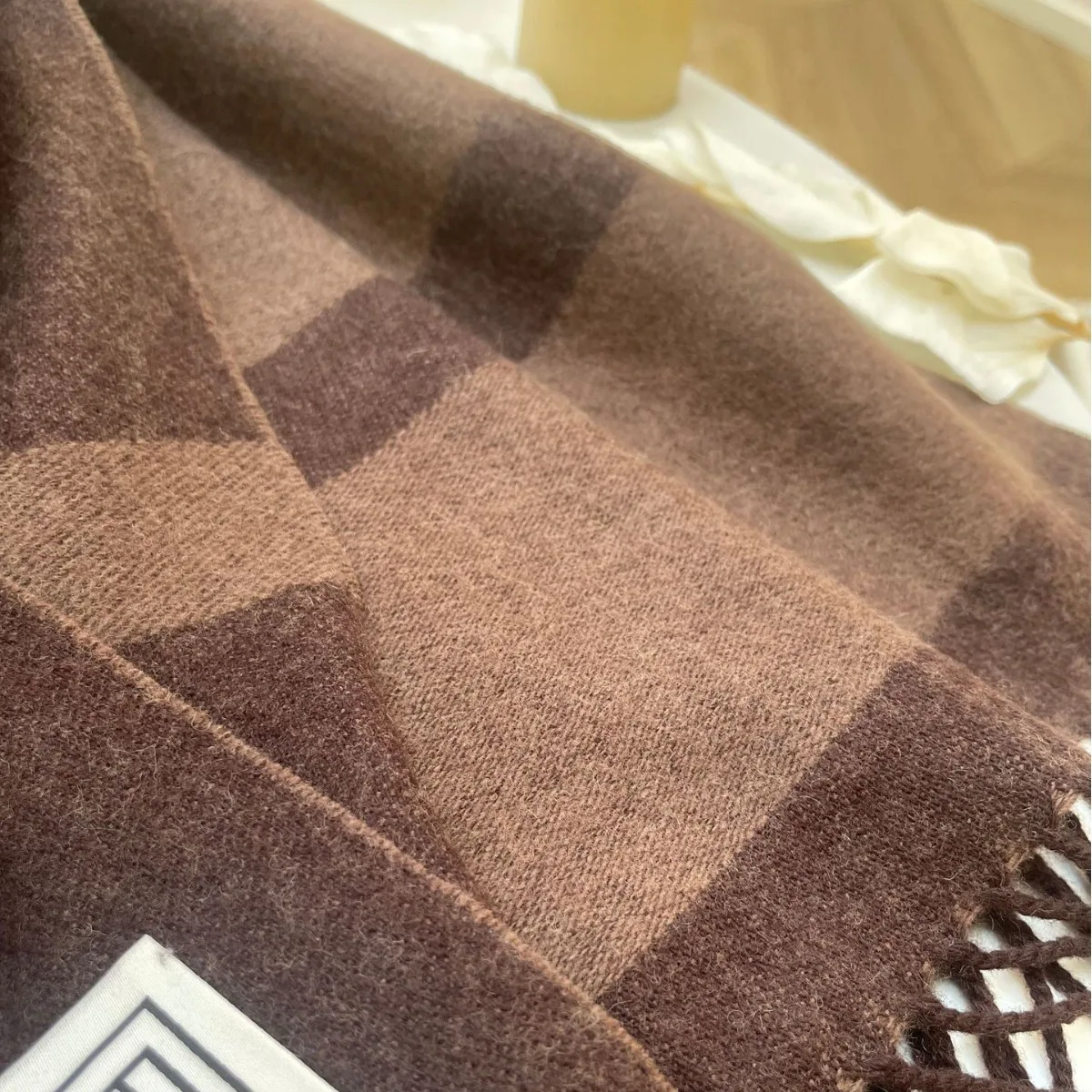 Нишевый шарф из 100% шерсти женский жаккардовый с геометрическим рисунком и