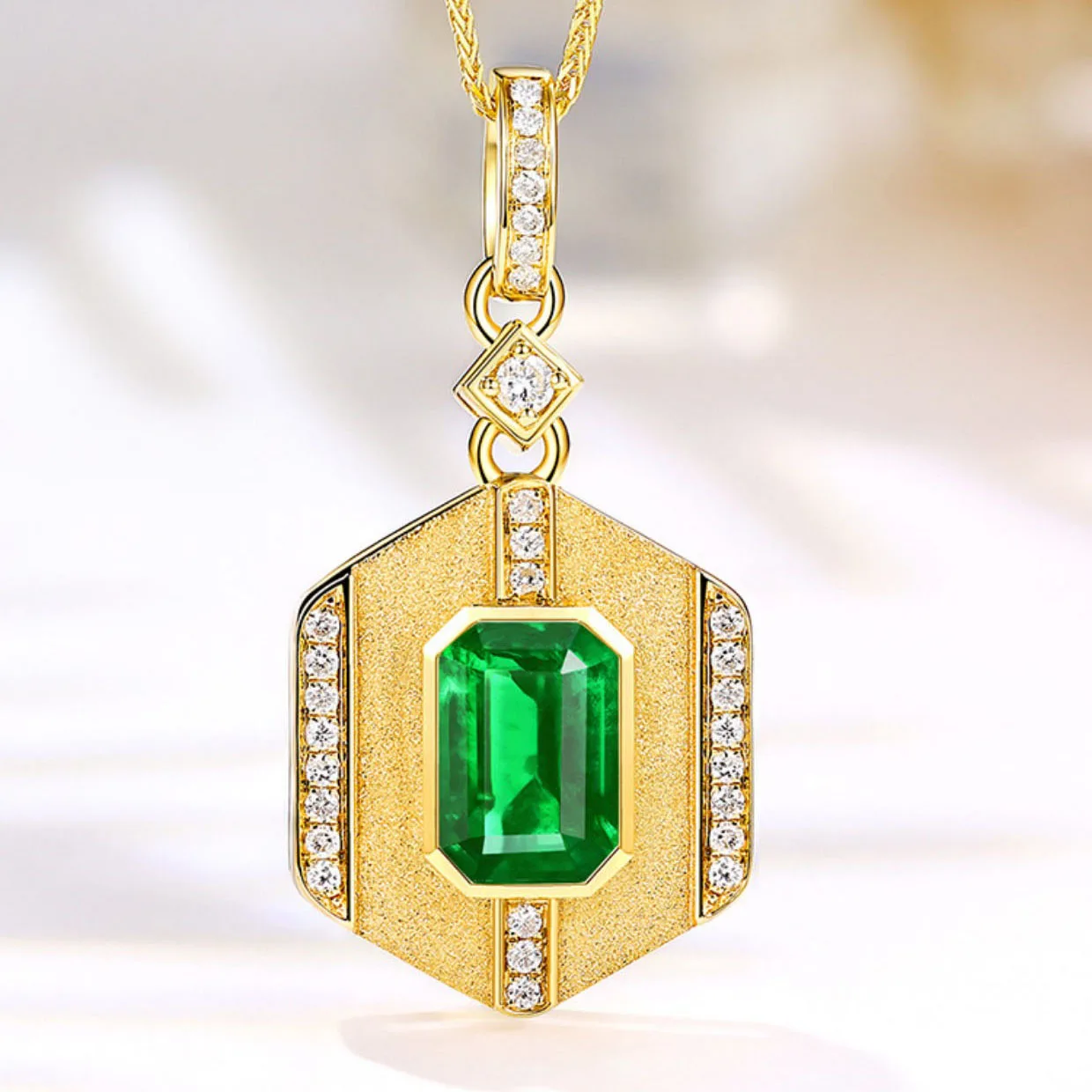 

Luxurious Fashion Italian Woven Carving Gold Frosting Craft Green Zircon Pendant Antique Imitation Zambia Emerald Zircon Pendant
