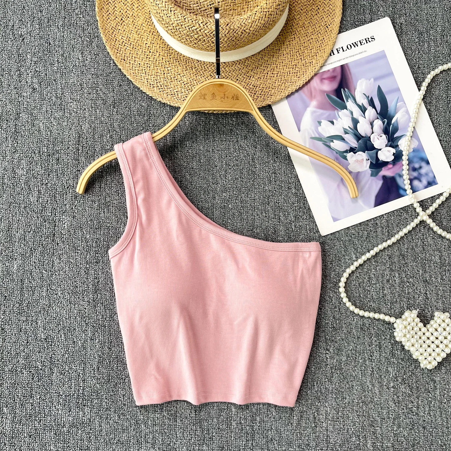 Женский однотонный топ на одно плечо