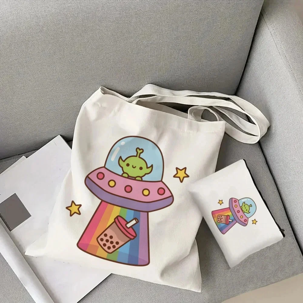 Женская косметичка с молочным чаем