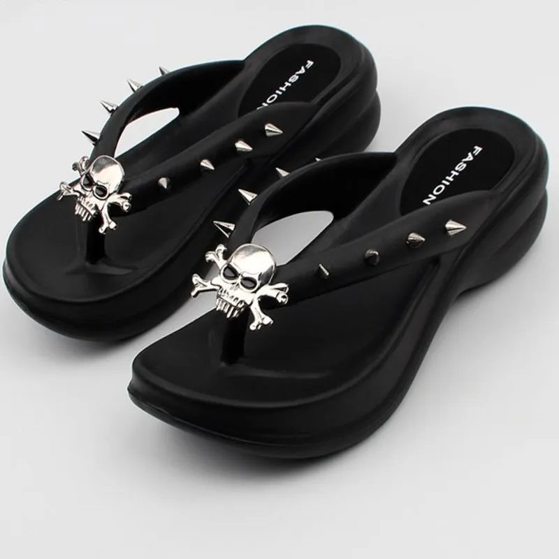 

New Halloween Slippers Women Gothic Skull Rivet Platform Wedge Flip Flops Summer Thick Beach Slippers Non-slip Shoes Y2k Trendy