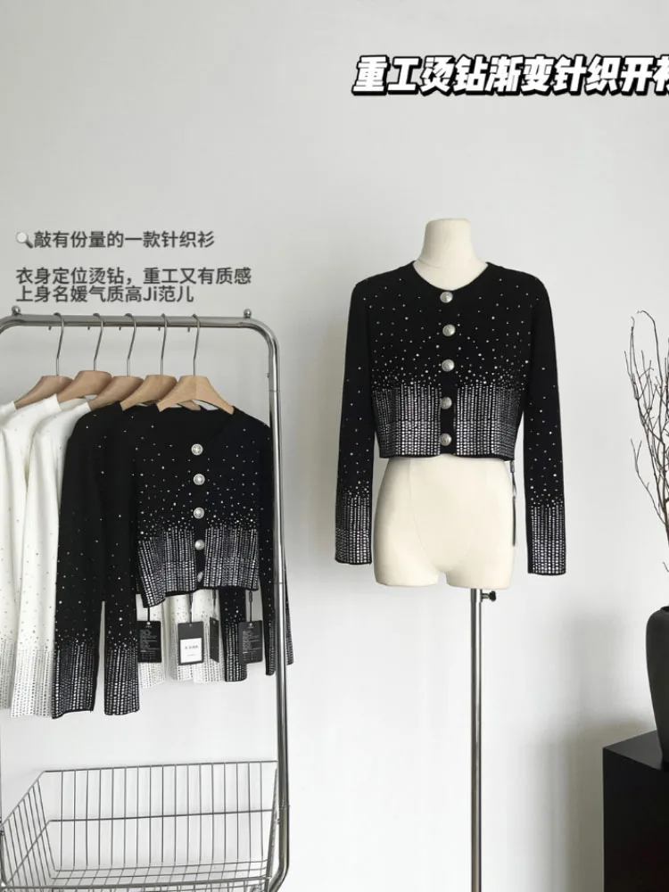 

Женский клетчатый свитер с V-образным вырезом и длинными рукавами