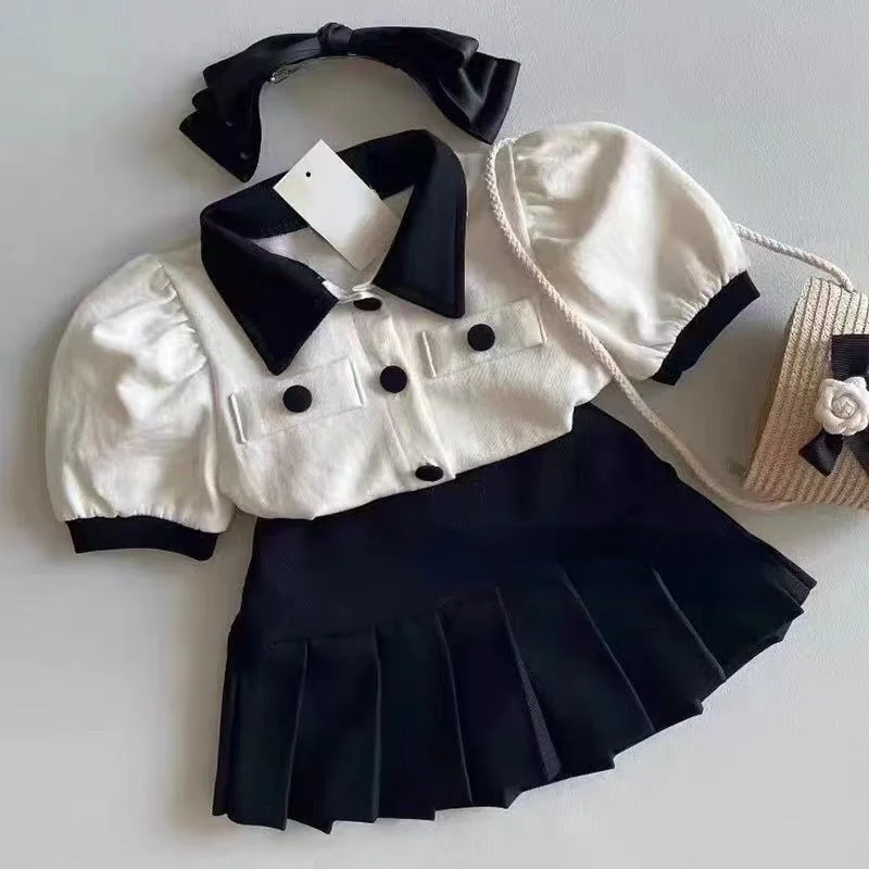 

Модный дизайн, комплект из 2 предметов с юбкой для девочек, лето 2022, милая Стильная белая рубашка и черная плиссированная юбка, детская одежд...