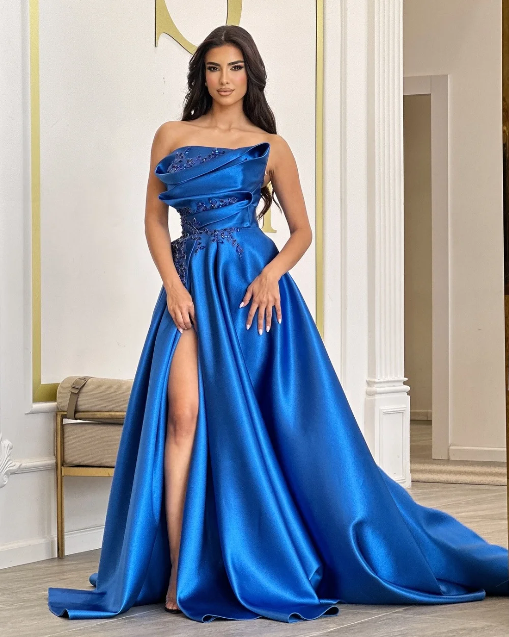 Длинные платья трапециевидной формы без бретелек с блестками и складками по