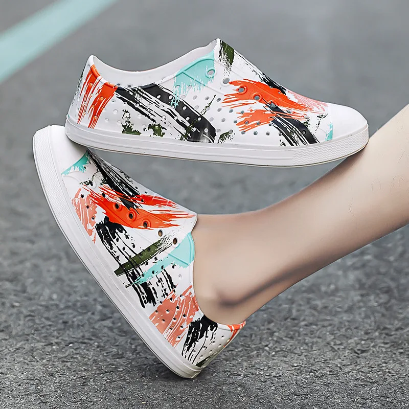 

2022 New summer wnc native hole shoes couple graffiti men and women casual Baotou wading breathable sandals