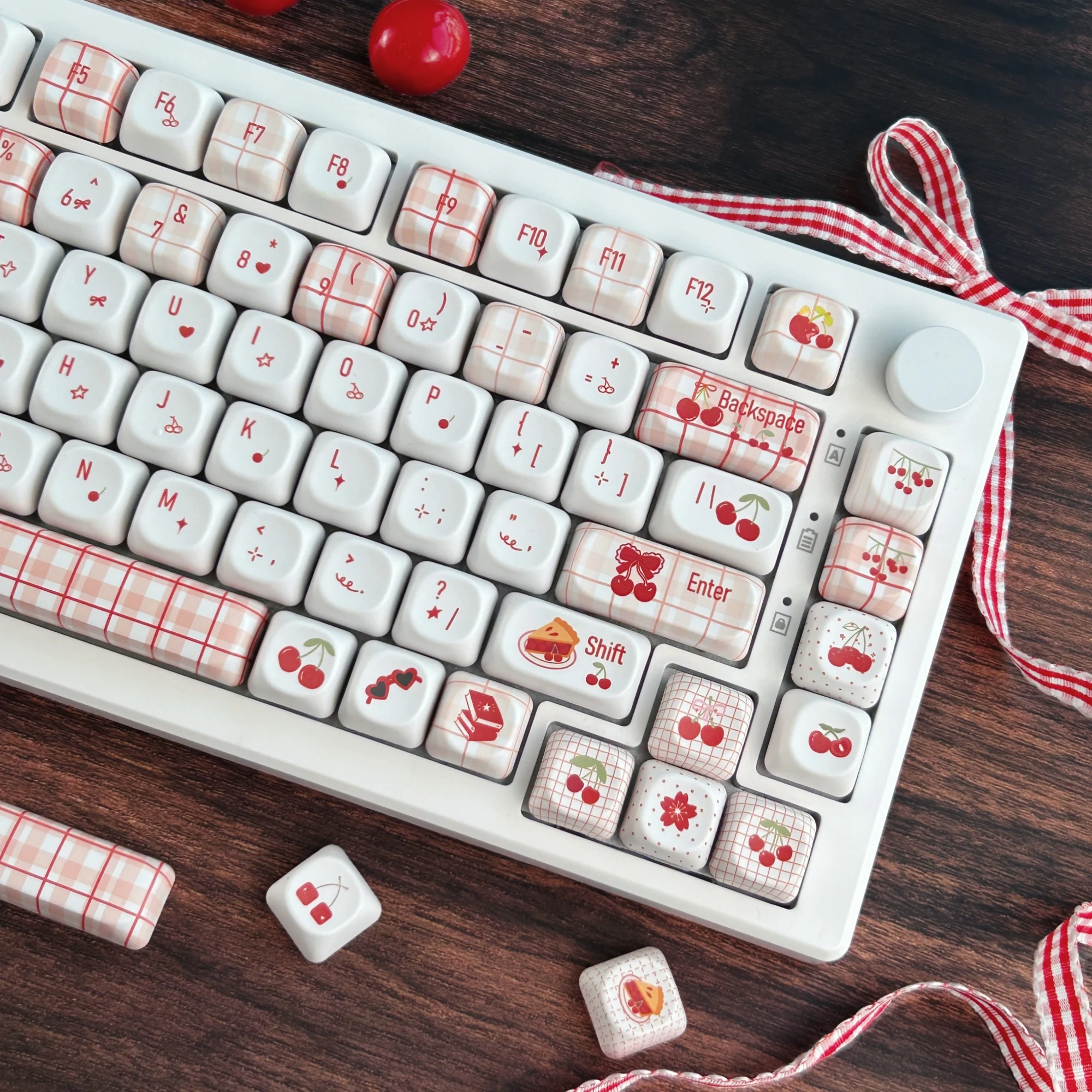 Фото Колпачки для клавиш MAIMOOO Little Cherry Plaid, профиль MOA, PBT, корейские/русские/тайские, красно-белые, милые, для механической клавиатуры №4