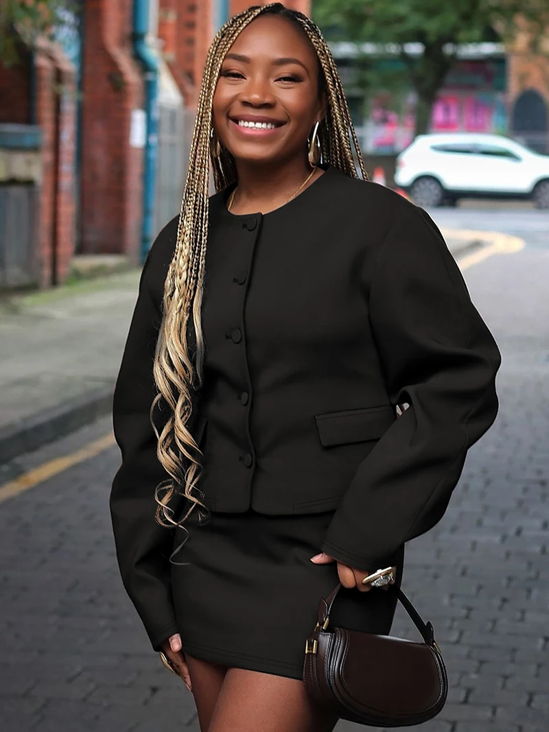 Женский комплект из мини-юбки и с круглым вырезом |