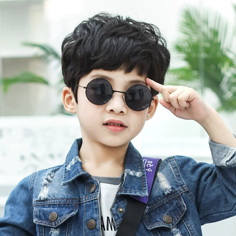 мальчик в круглых очках. детские очки для мальчиков солнцезащитные. очки для зрения для детей 11 лет. стильные очки для мальчиков для зрения. очки для детей для зрения.