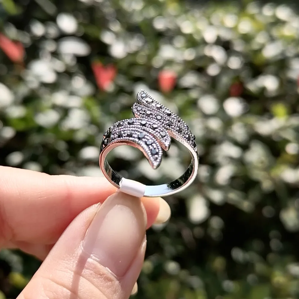 Кольцо Ajojewel черные стразы крылья ангела