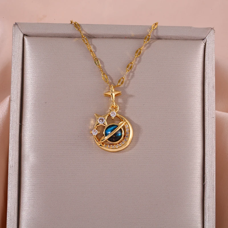 Колье со звездой в стиле Y2K создает ощущение роскоши и нишевого дизайна для