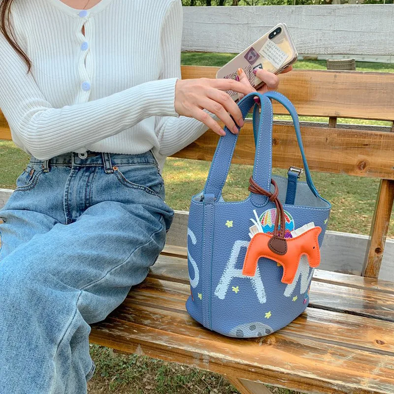 

High Quality 2022 New Fashion Graffiti One Shoulder Bucket Bag Versatile Portable Shopping Bag Fashion Wallet Luxury Designer Cc