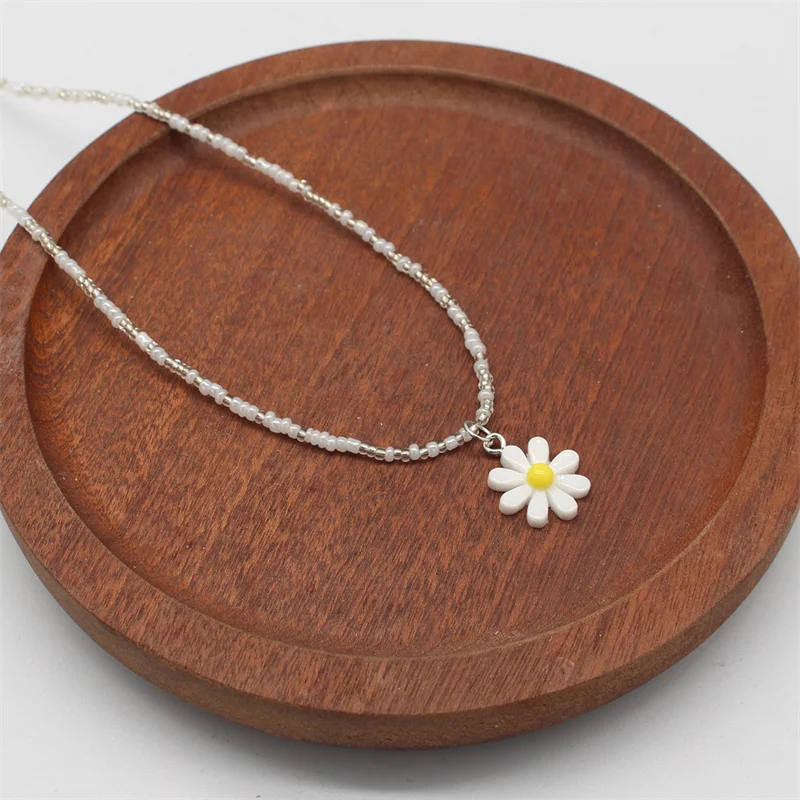 Цветочное кулонное ожерелье для женщин "Богемная маргаритка" с яркими бусинами на цепочке, обрамленное украшение в виде воротника для праздничных случаев. Женский аксессуар для отпуска.