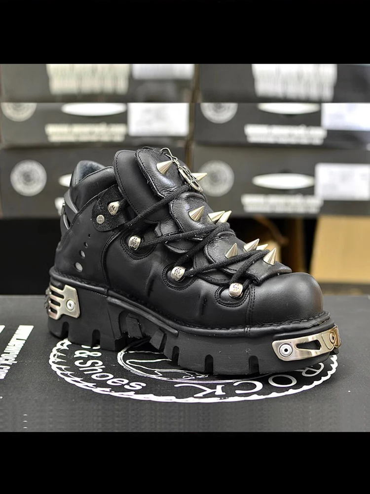 Женские ботильоны на металлической толстой подошве с заклепками зима 2025 г.