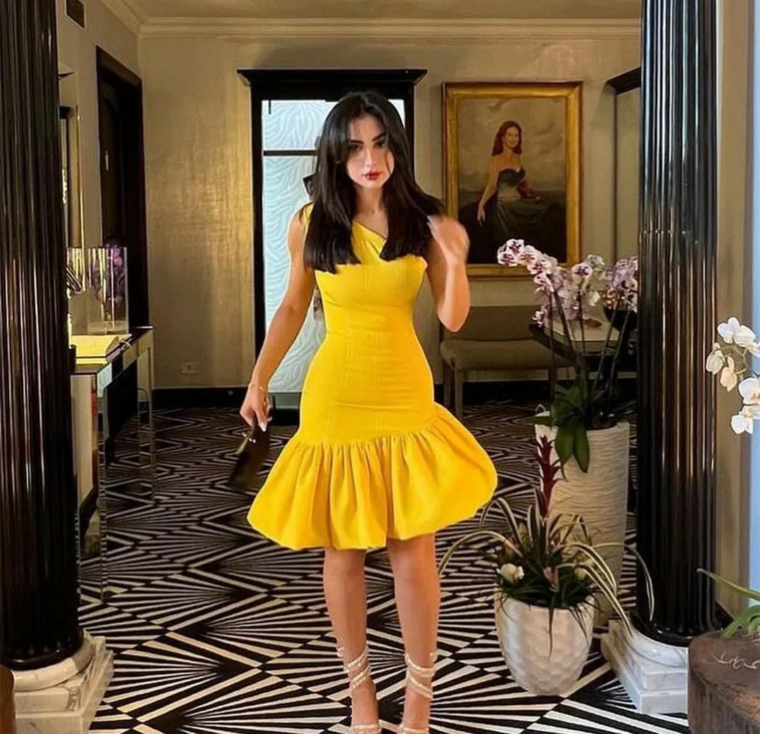 

Элегантные короткие желтые вечерние платья с одним открытым плечом Русалка из крепа с оборками длиной до колен радужные платья для выпускного вечера для женщин