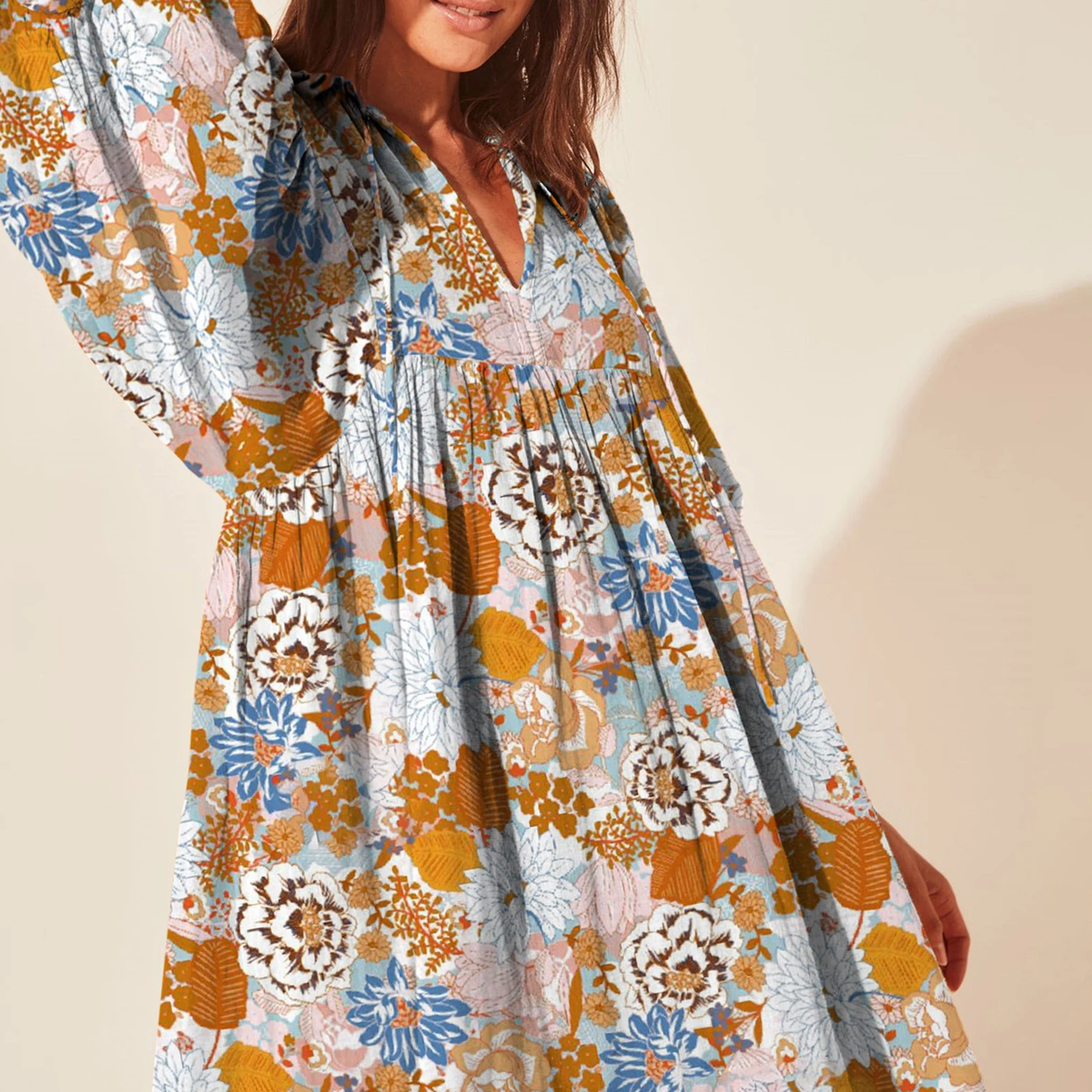 Женское мини-платье с цветочным принтом V-образным вырезом и рукавами-фонариками