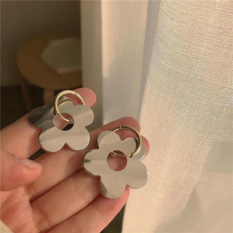 

Popular Fashion Silver Glossy Pendant Flower Earrings Simple Flower Hollow Women's Earrings High Quality Daily High Jewelry
