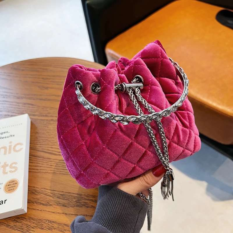 

Winter High Quality Velour Quilted Diamond Lattice Shoulder Bag Women's Drawstring Bucket Bag Tassel Chain Crossbody Bag 2022