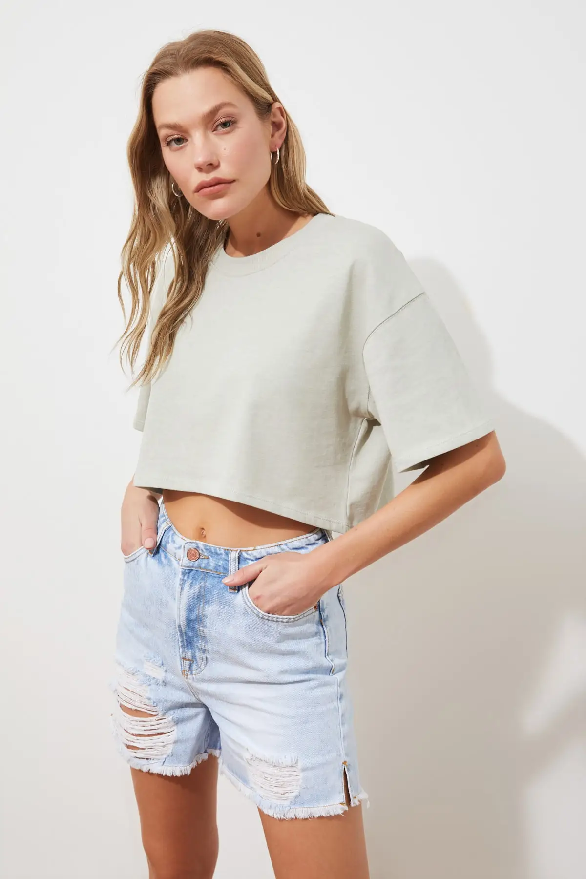 

Trendyol Ripped Detailed Denim Shorts TWOSS21SR0463