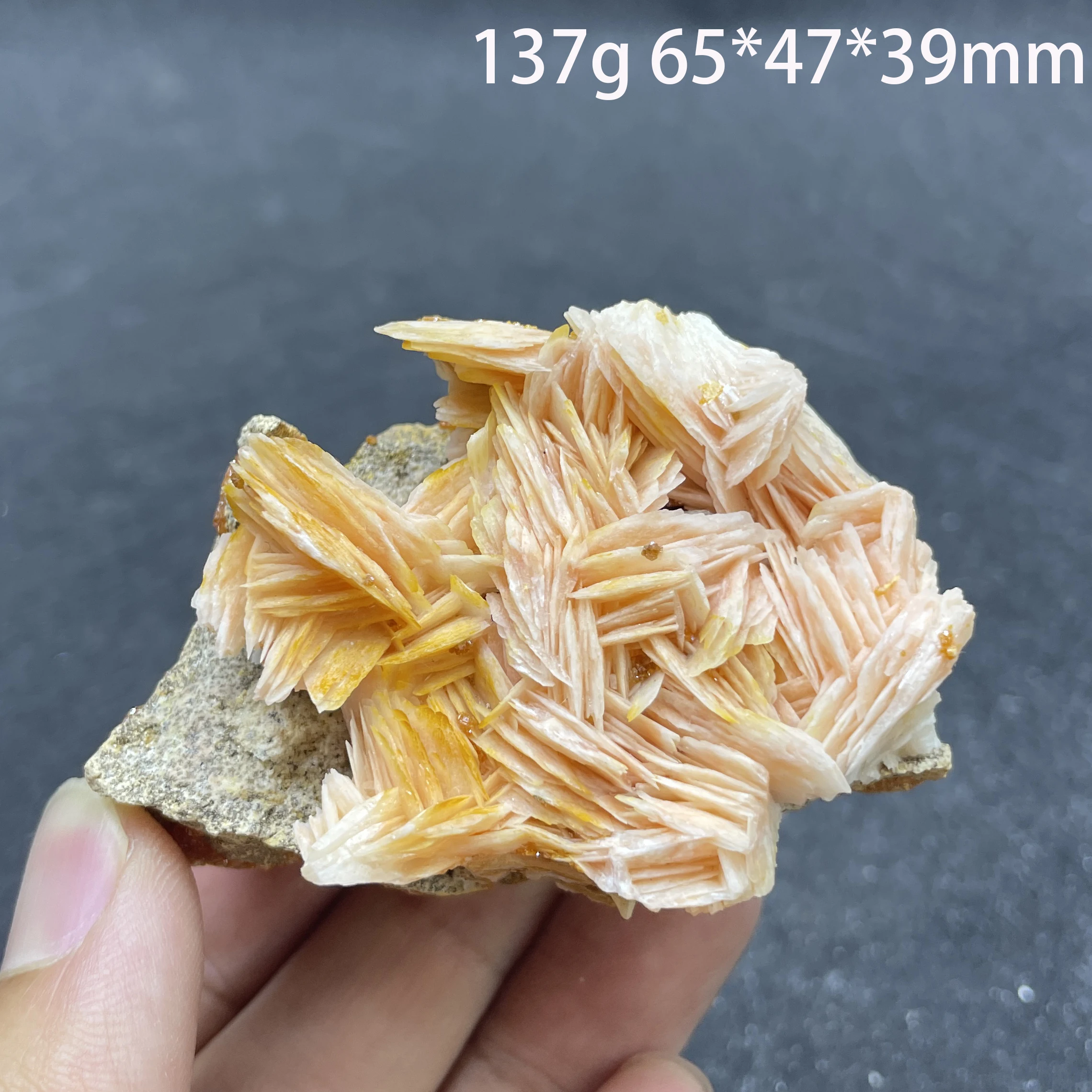 

Розовый барит, необработанный минерал