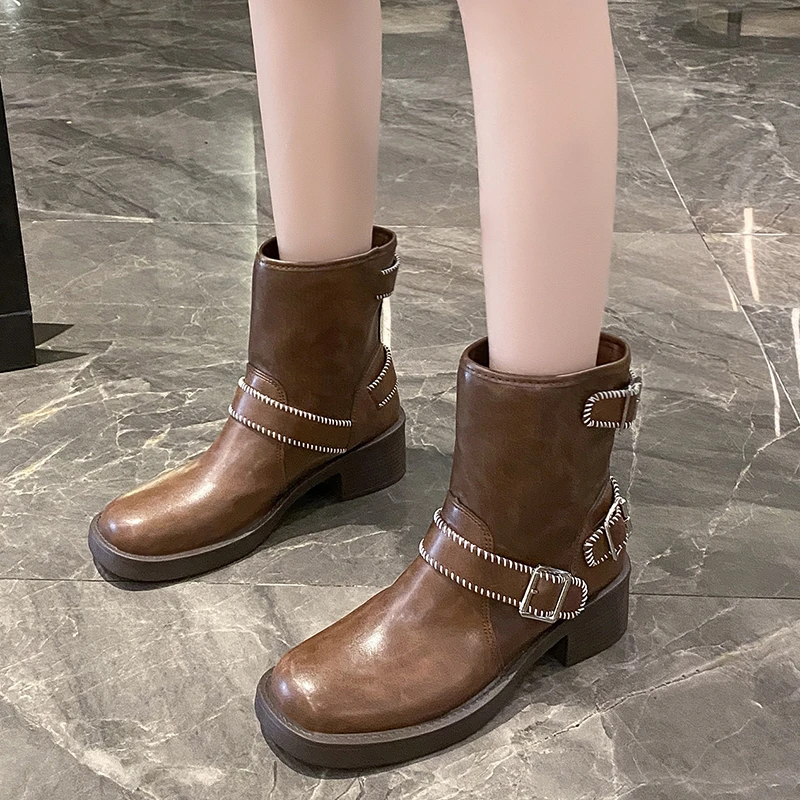 Зимние женские байкерские ботинки модные элегантные на платформе с пряжкой