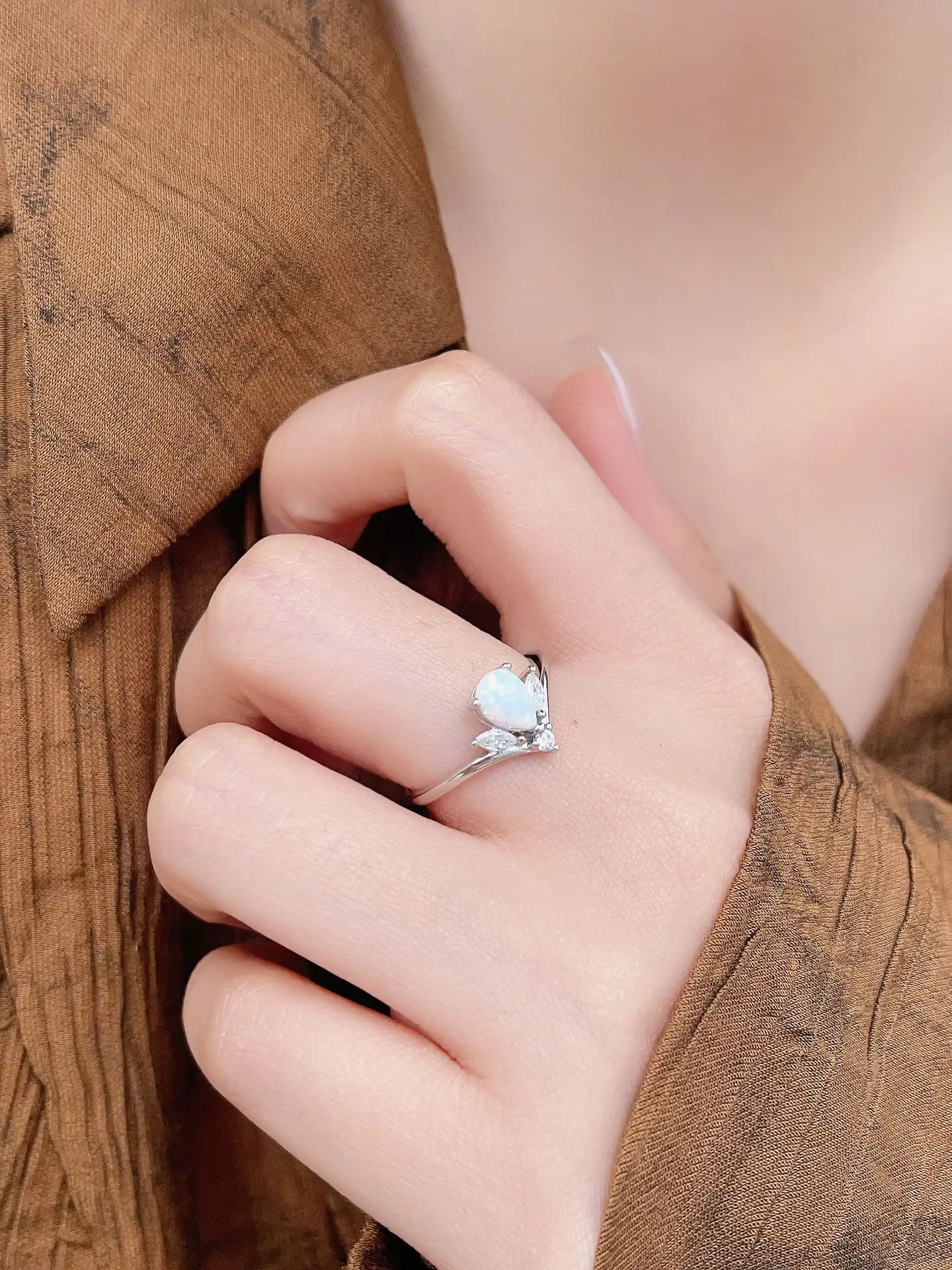 

2023 European and American fashion diamond S925 silver Australian treasure ring design with a sense of niche luxury