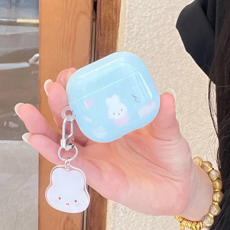 Фото Корейский милый чехол для наушников с кроликом Миффи для Apple Airpods 4 3 2 Pro 3, силиконовый чехол с подвеской, мультяшный дизайн, чехол для зарядки наушников. №1