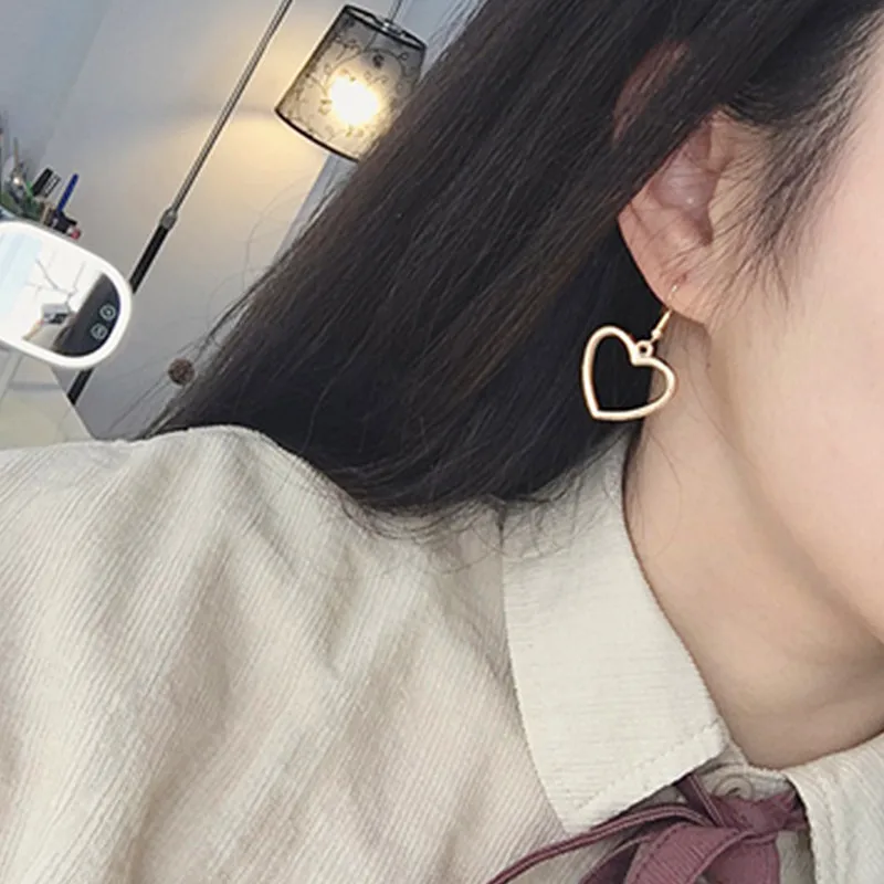 

Manufacturers Wholesale European American Trendy Simple Peach Heart Earrings Hollowed Out Love Earrings Short Burst Earrings