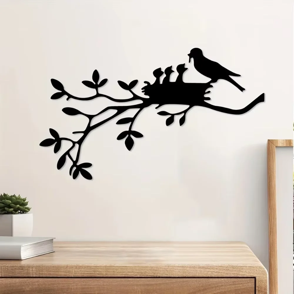 Очаровательное дерево на ветках с украшением в виде птичьего домика: прекрасный