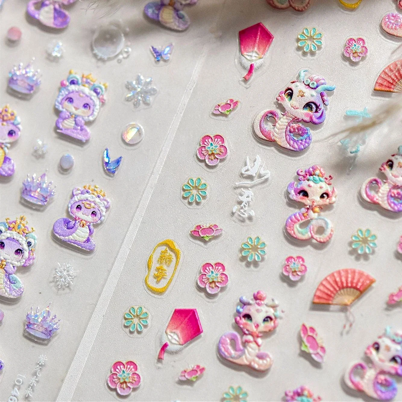 Снежинка персикового цвета веер фиолетовая змея бабочка корона пузыри воды