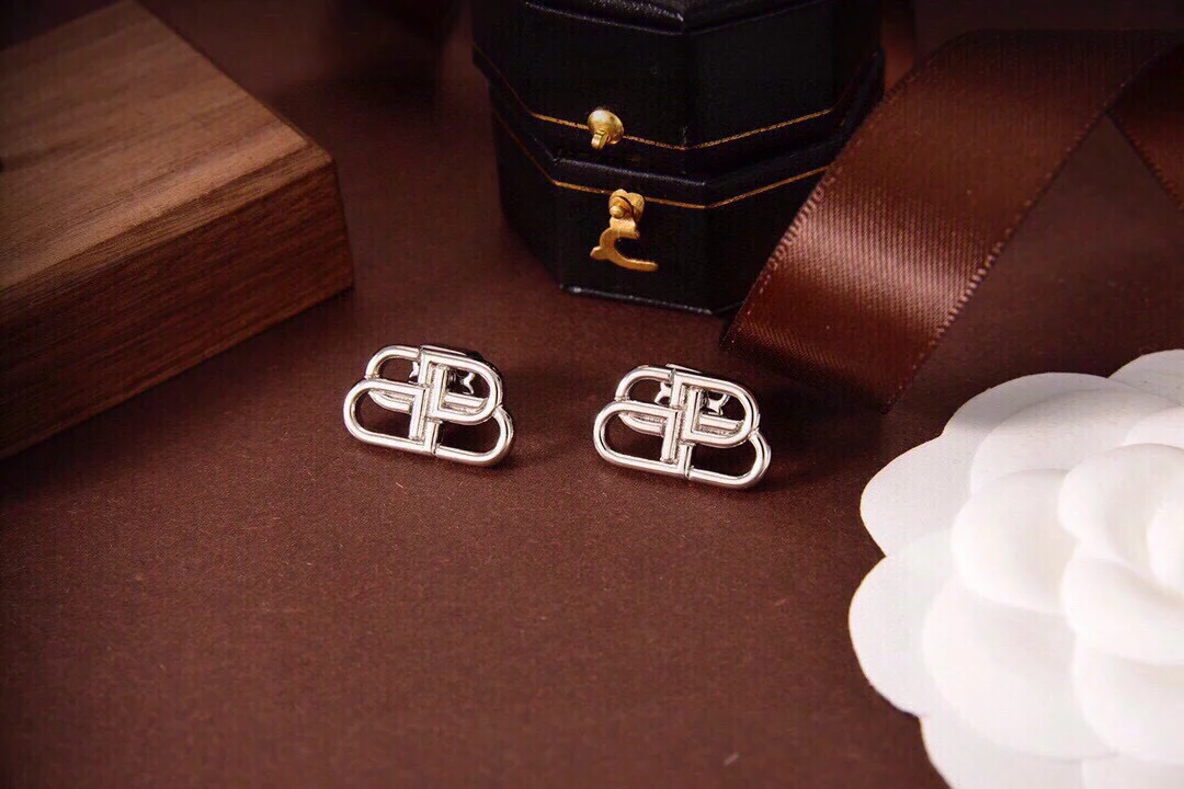 Balenciaga модные серьги