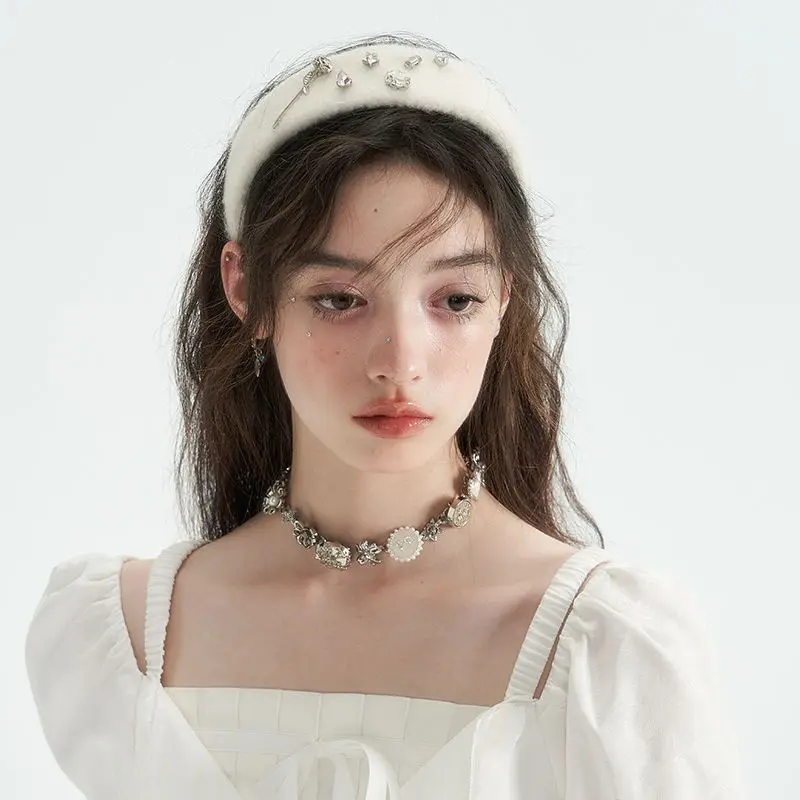 

Autumn/Winter rhine-diamond rose white plush hair hoops sweet cool spice temperament head hoops to increase cranial top high sen