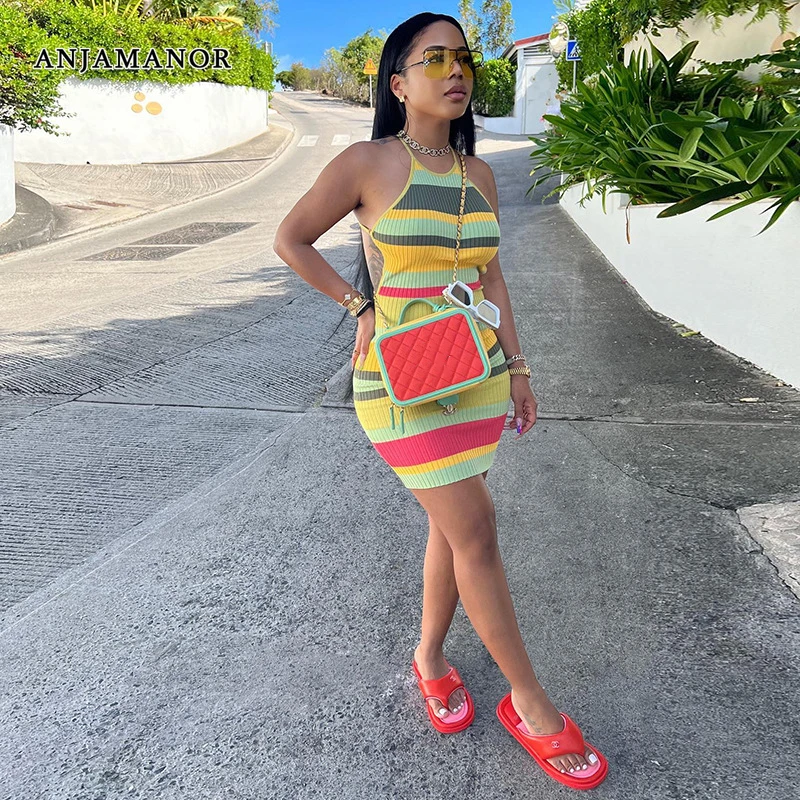 

Женское трикотажное обтягивающее мини-платье с лямкой на шее и открытой спиной