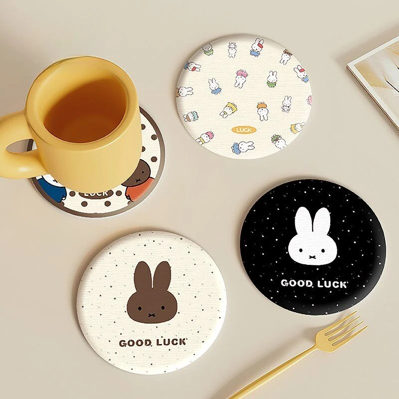Фото Круглые подставки для чашек Miffy Kawaii в стиле аниме, для рабочего стола и офиса, влагопоглощающие, с дренажной платформой, модные, простые и удобные №1