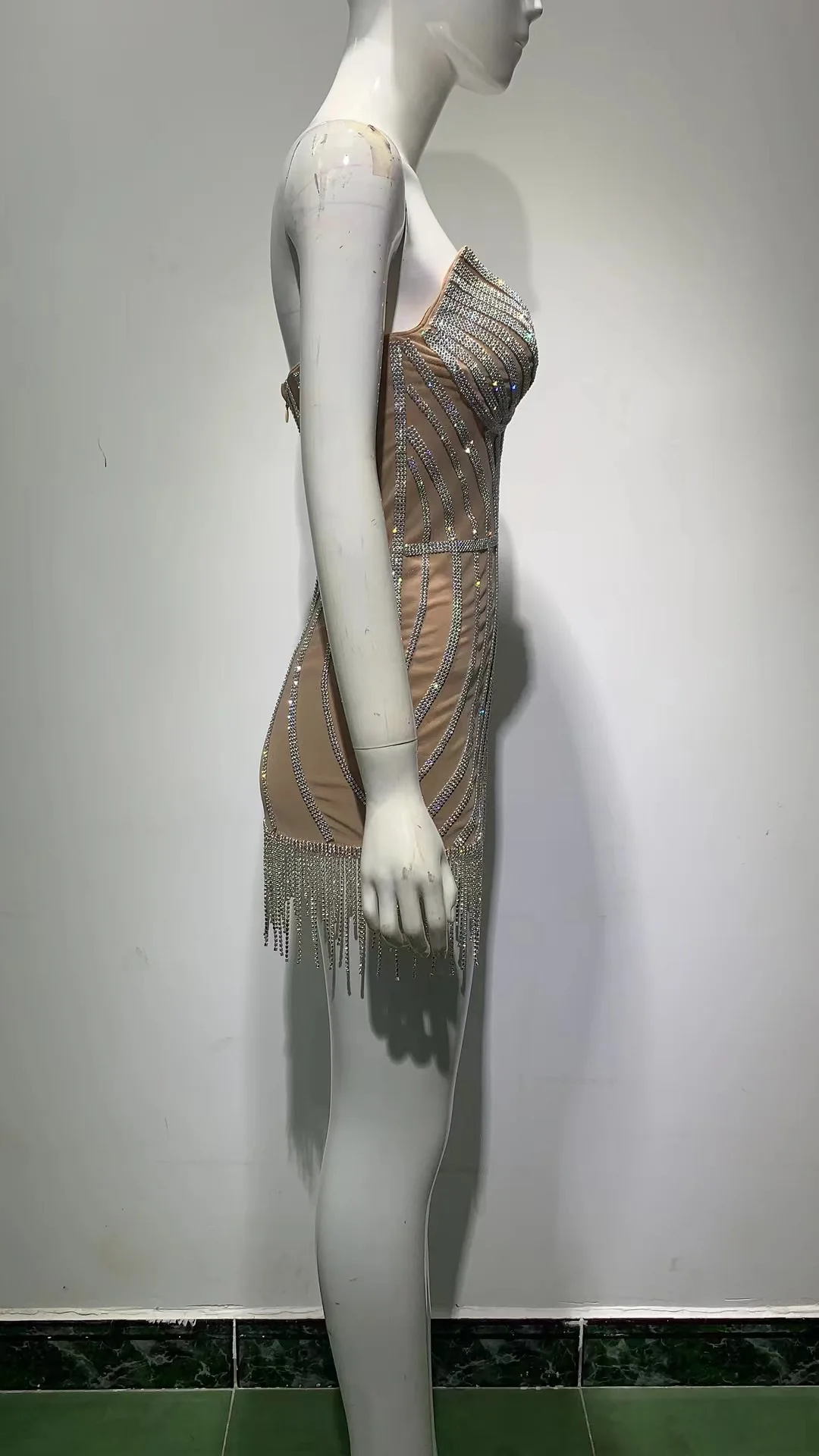 Рисунок 5 - Женское вечернее платье без рукавов