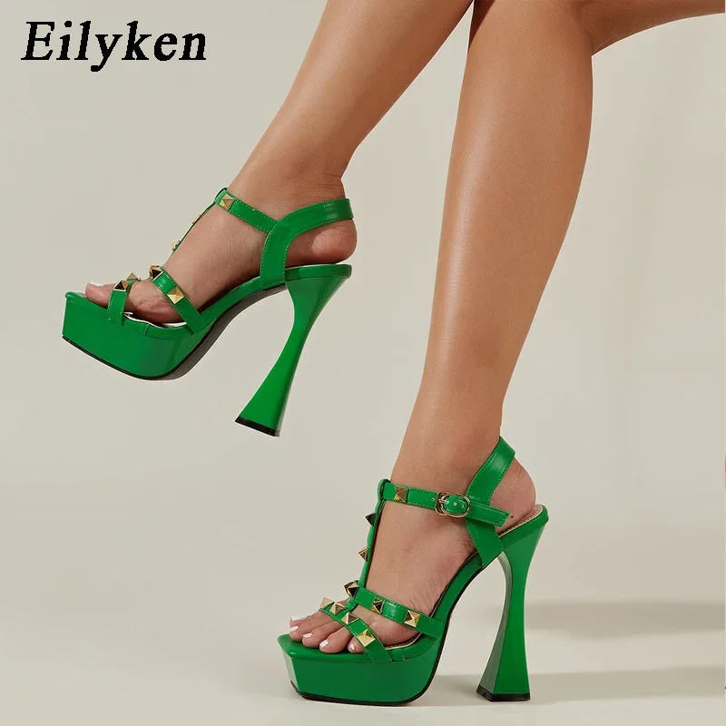 

Eilyken/стильные женские сандалии модная платформа с заклепками и пряжкой на ремешке; Вечерние; Клубная женская обувь на высоком квадратном каблуке