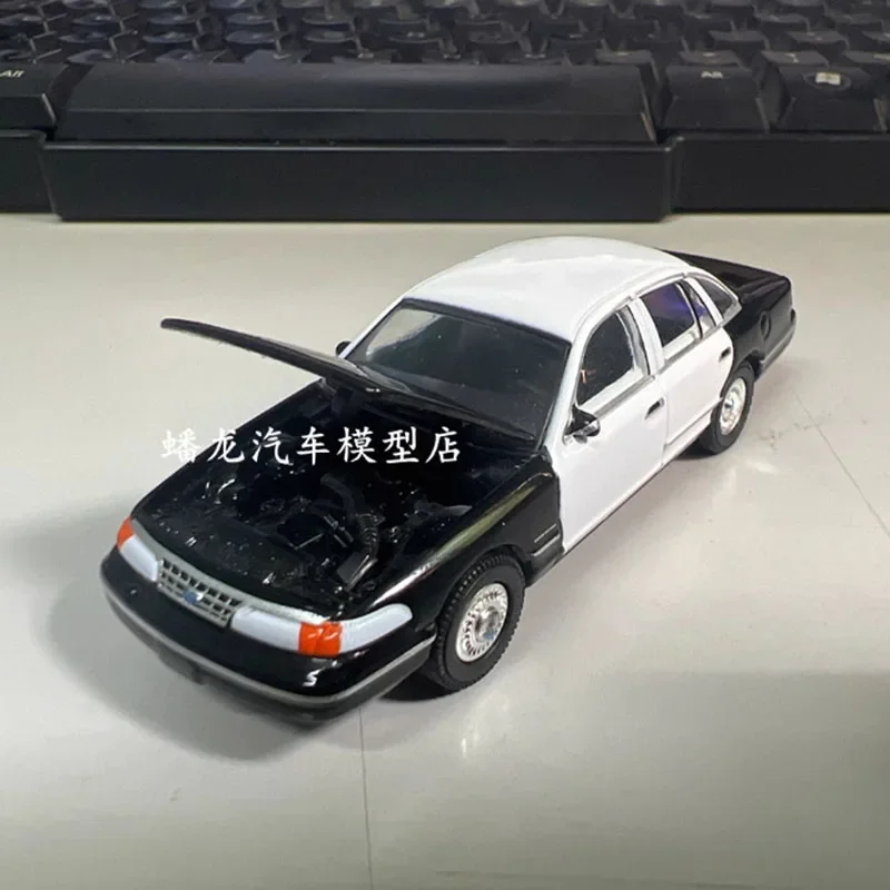 Модель автомобиля HYINUO Ford Crown Victoria Police 1:64