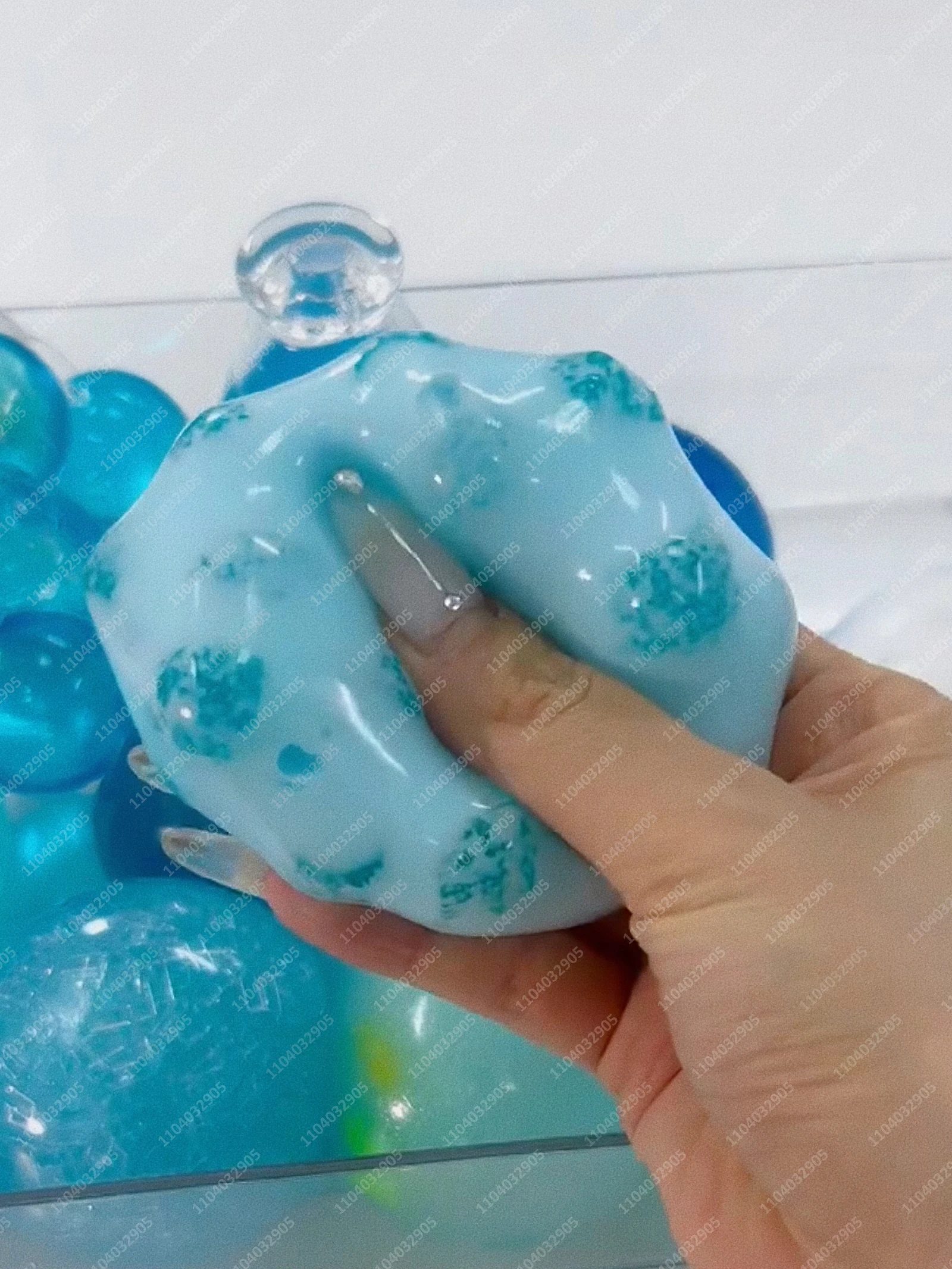 Фото Мяч-антистресс Ocean Blue Slushie в форме бутылки, тянущийся, хрустящий, сжимаемый, сенсорная игрушка ASMR для взрослых №4