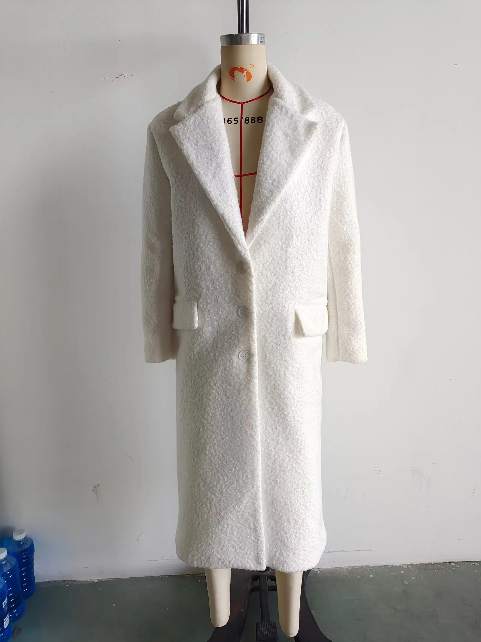 Женское пальто средней длины на пуговицах с лацканами