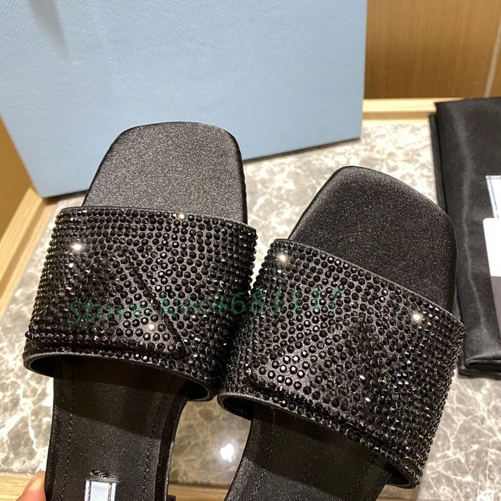 Женские тапочки на плоской подошве с квадратным носком и кристаллами летние
