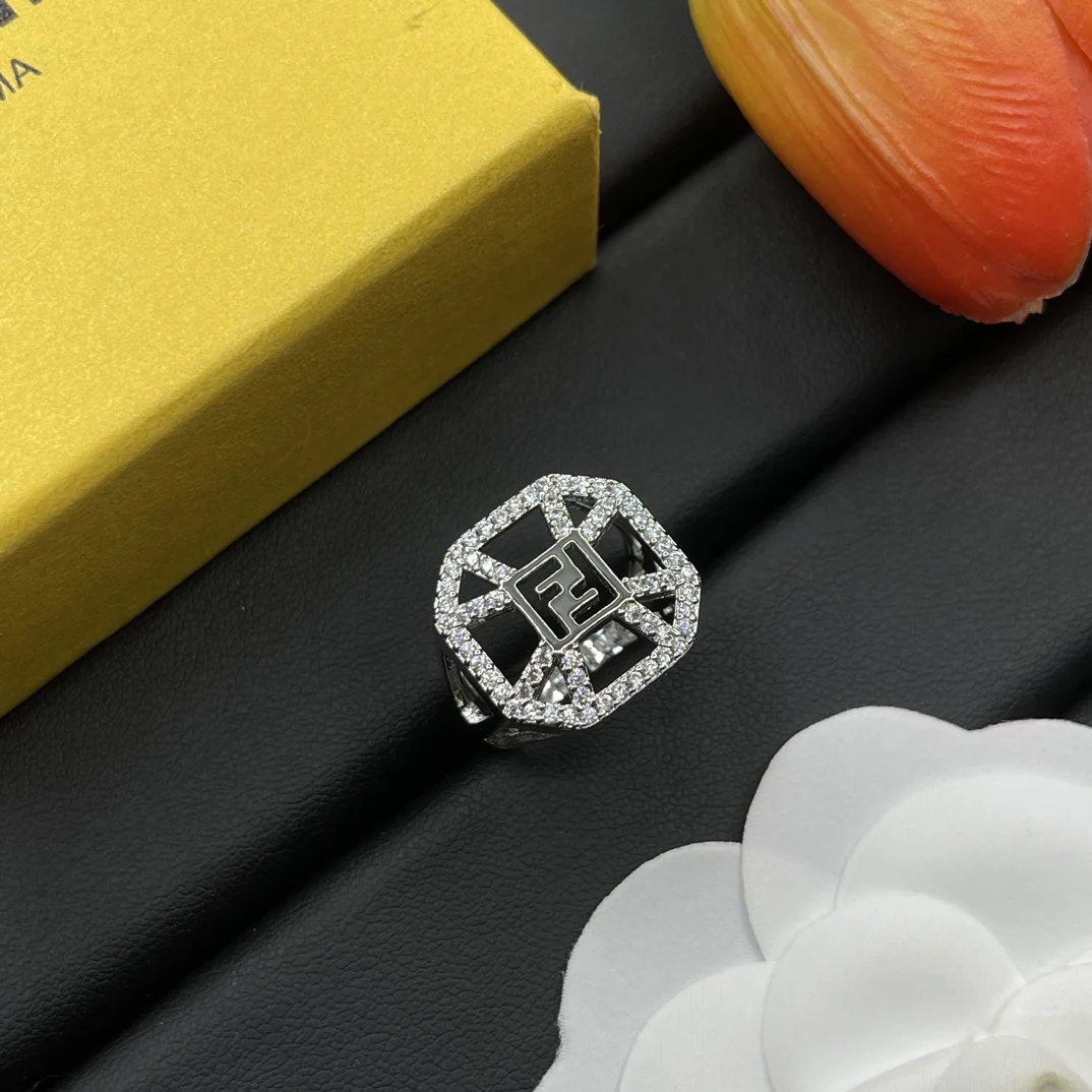 In style of Оригиналь Модное женское кольцо FENDI