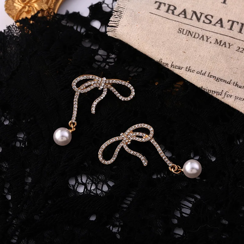 

2022 Korean New Exquisite Rhinestone Bow Pearl Pendant Earrings Fashion Temperament Versatile Stud Earring Elegant Lady Jewelry
