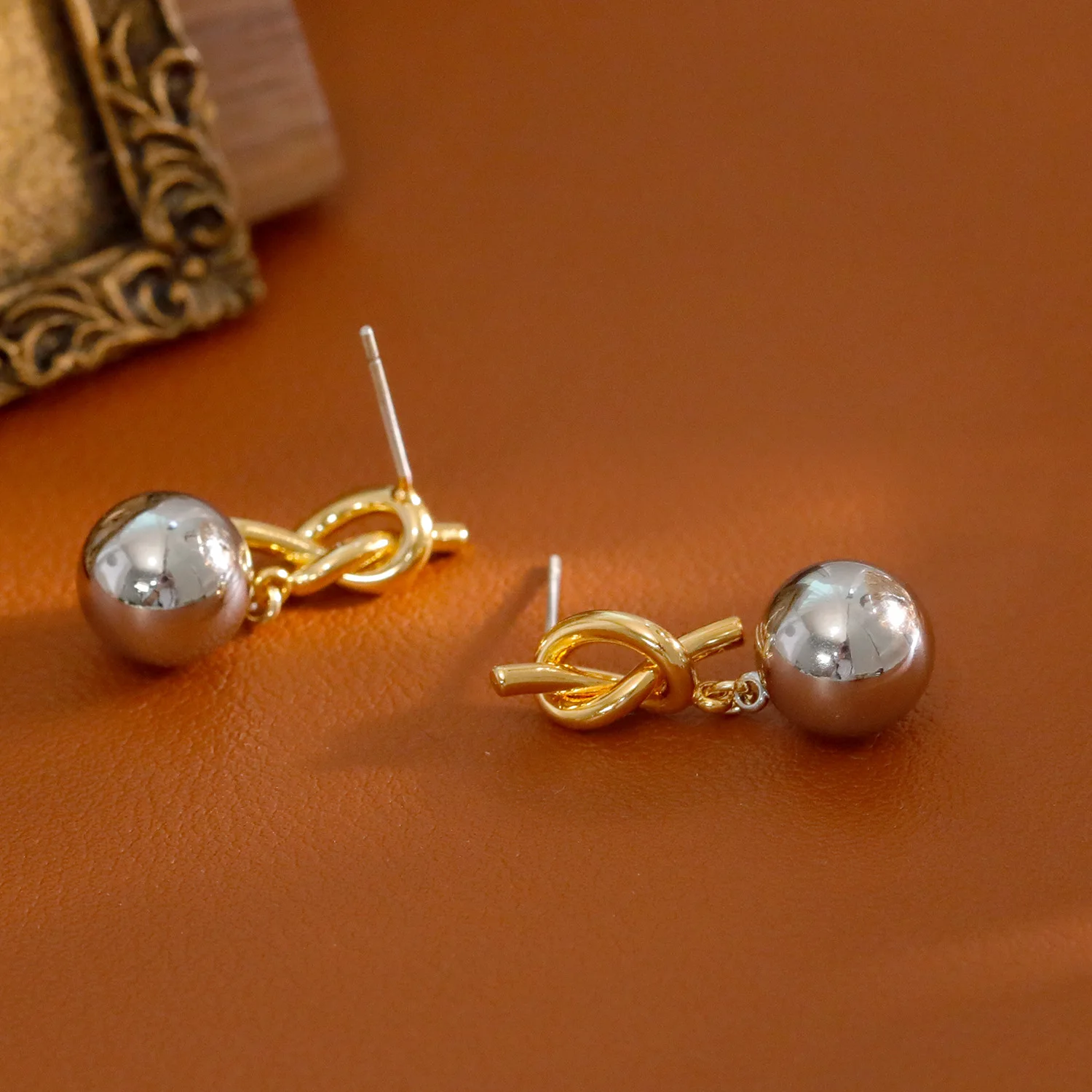 Французский нишевый дизайн золотые и серебряные контрастные цвета маленькие