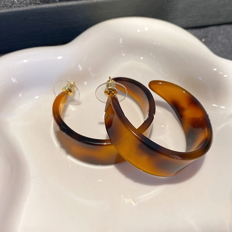 

Модные трендовые оригинальные дизайнерские серьги Hawksbill из янтарного акрила для женщин, роскошные большие кольца от известного бренда, изя...