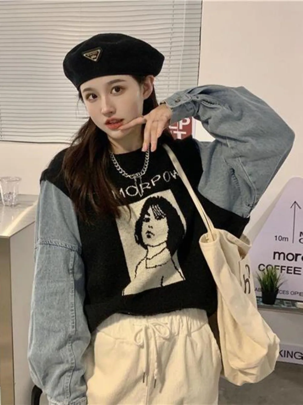 

Пуловер женский трикотажный с длинным рукавом, круглым вырезом и принтом