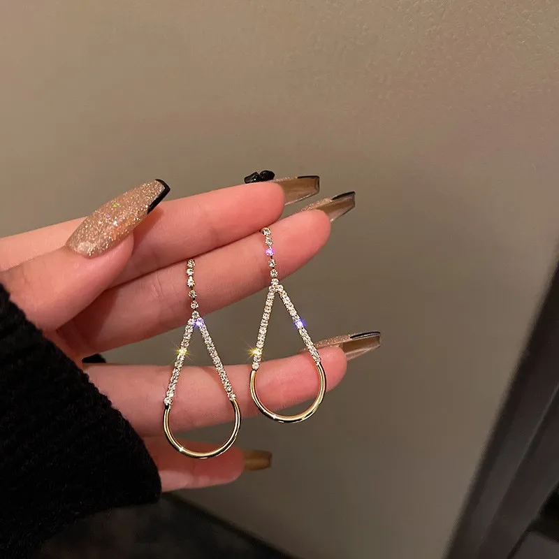 

Женские серьги в виде серебра 925 пробы