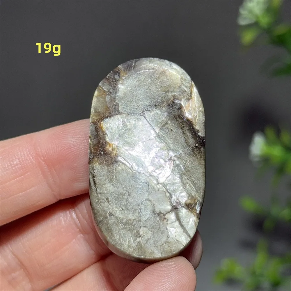 

Фиолетовый лепидолит ладонь