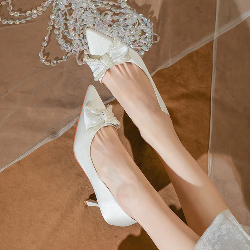 Женские атласные туфли на высоком каблуке Stjyle летние шпильке с жемчугом и бантом