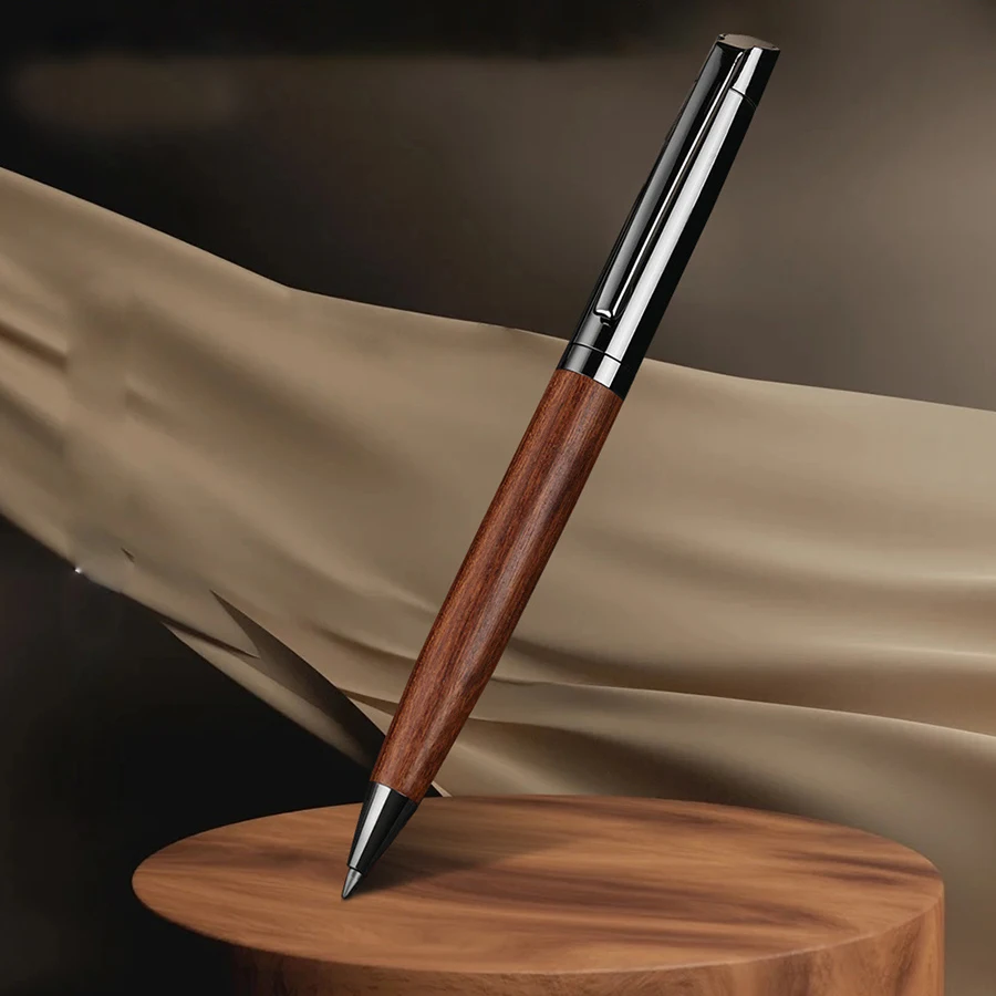 Шариковая ручка в деловом стиле