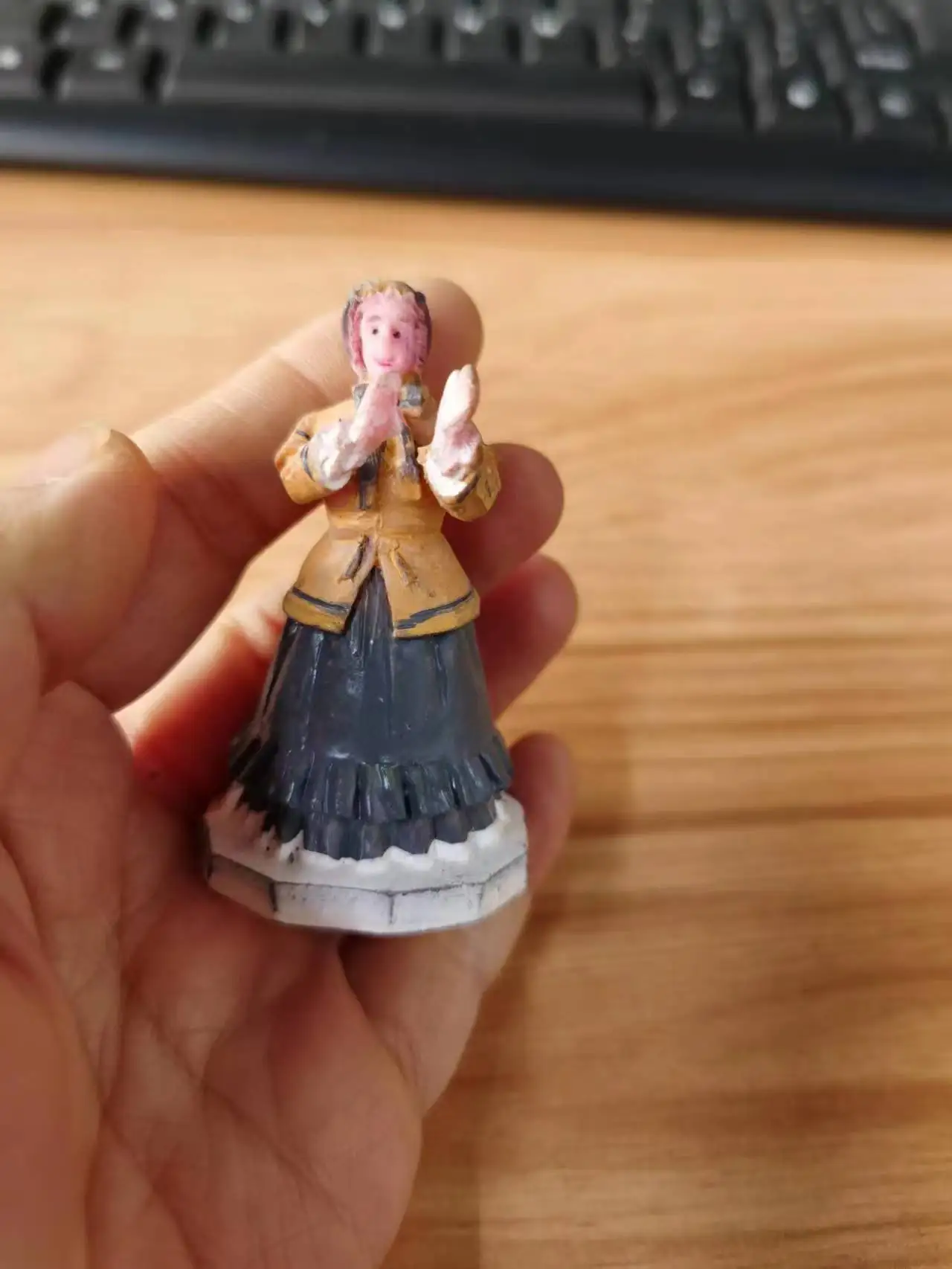 

resin figure mental psychological sand table game box court therapy lady woman